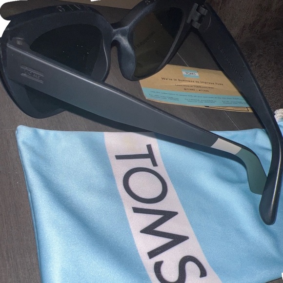 Tom Sunglasses with cloth dust bag - Picture 4 of 8